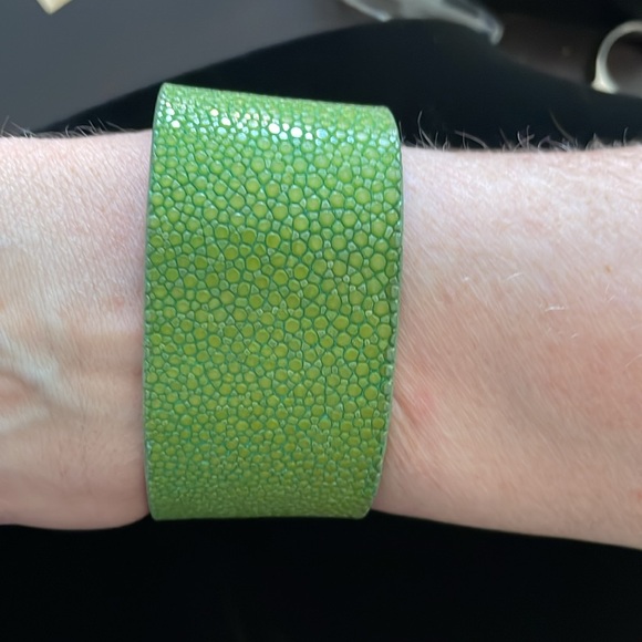 Leighelena Green Stingray Leather Jigsaw Bracelet - Picture 2 of 6
